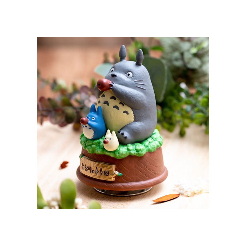 Great Musical Statue Totoro blows the ocarina - My Neighbor