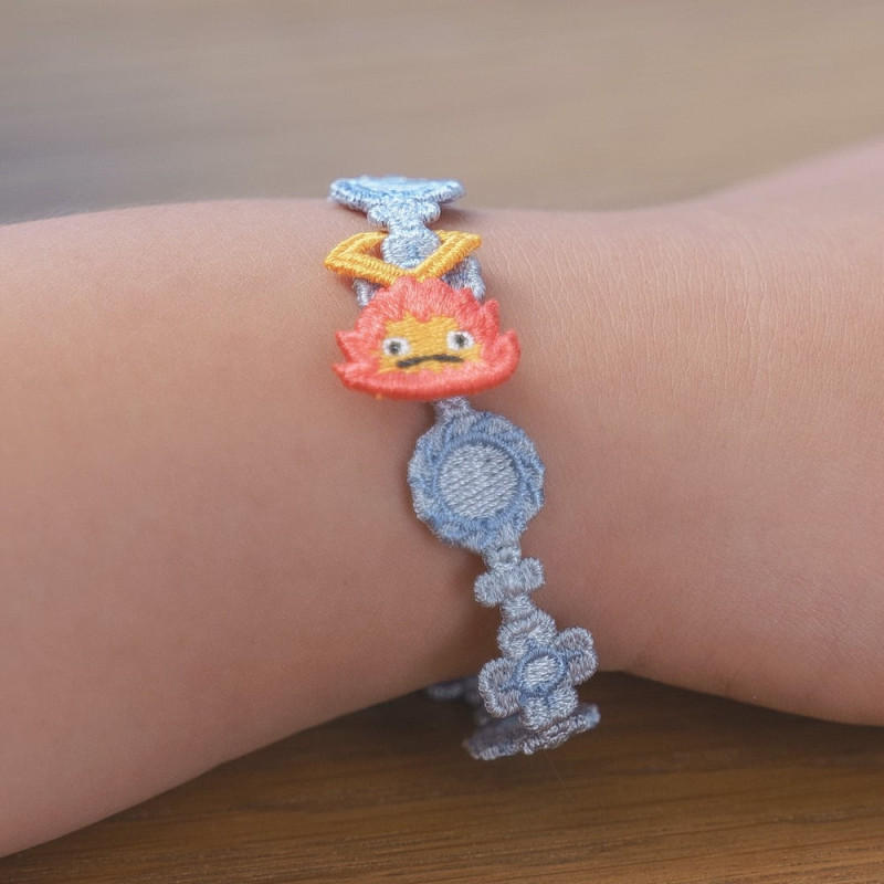 Joyería - Pulsera bordada Calcifer - El castillo ambulante
